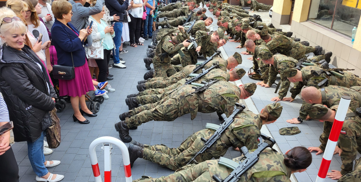 Przysięga. W drodze do koszar żołnierze zatrzymali się na śremskim deptaku