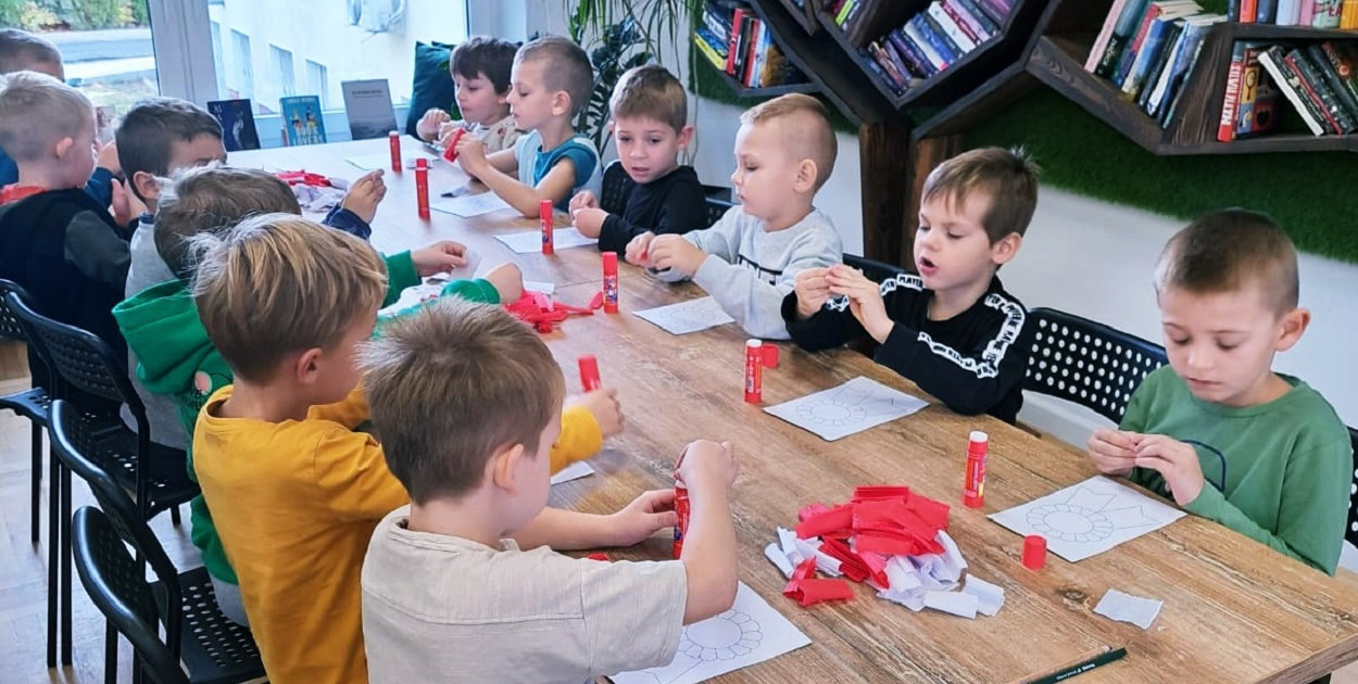 Przedszkolaki uczestniczyły w niepodległościowych warsztatach
