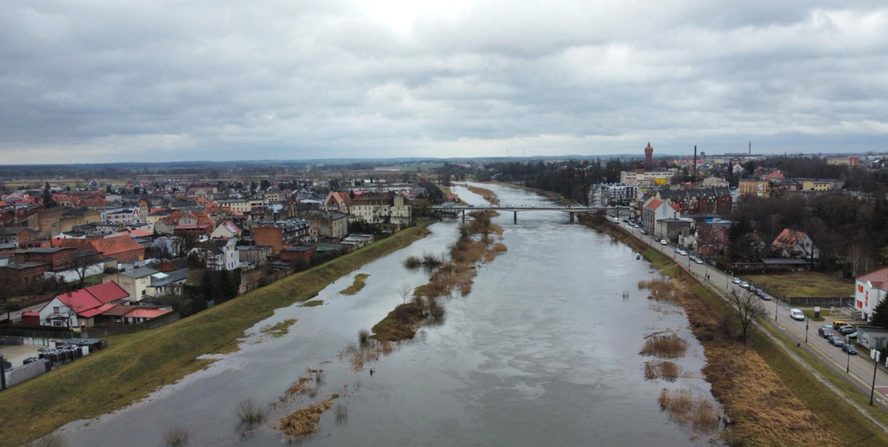 Warta wylewa się z koryta. W Śremie możemy obserwować to zjawisko