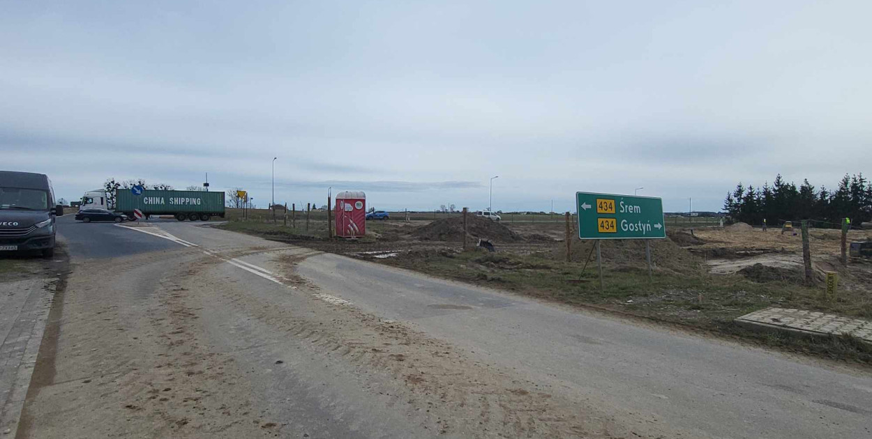 Przy głównej drodze na trasie Śrem - Dolsk trwa budowa...