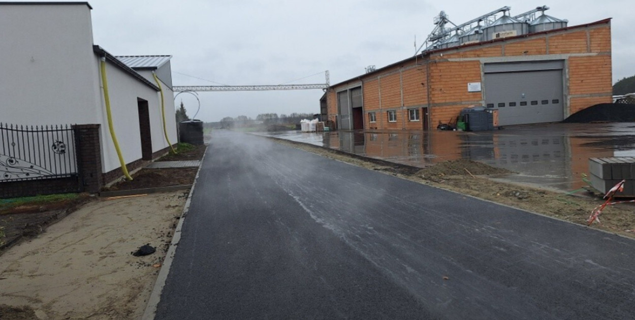 Remont przeszedł kolejny odcinek gminnej drogi. Jak teraz wygląda?