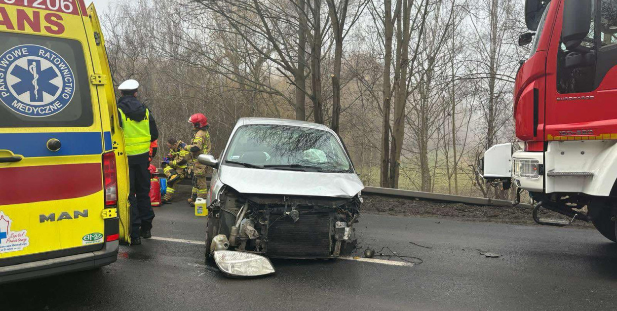 Wypadek na skrzyżowaniu ul. Jeziornej i DW 432. Droga jest zablokowana