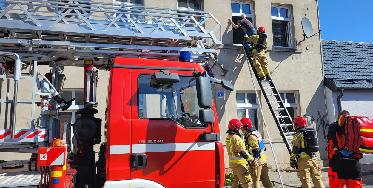 W mieszkaniu wybuchł pożar. Cztery osoby zostały ewakuowane