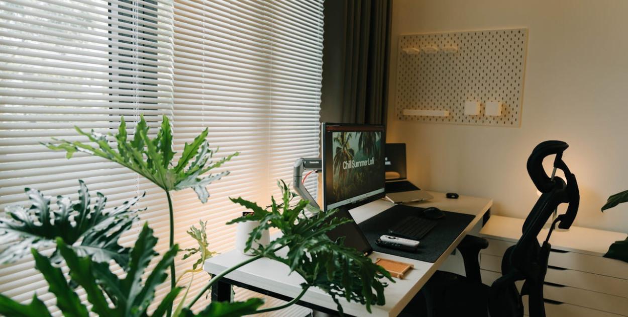 Jak urządzić funkcjonalne domowe biuro? Praktyczny przewodnik po ergonomii, organi