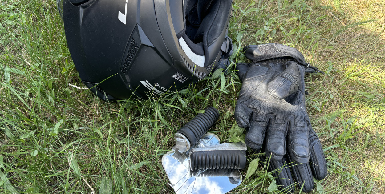 W Orkowie doszło do zdarzenia drogowego z udziałem samochodu osobowego i motocykla.