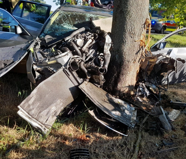 Groźny wypadek na DW 434! Kierujący zjechał z drogi i uderzył w drzewo-49071