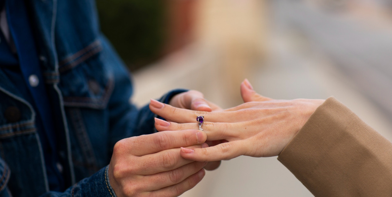 Po jakim czasie wręcza się pierścionek zaręczynowy? Kiedy się oświadczyć?