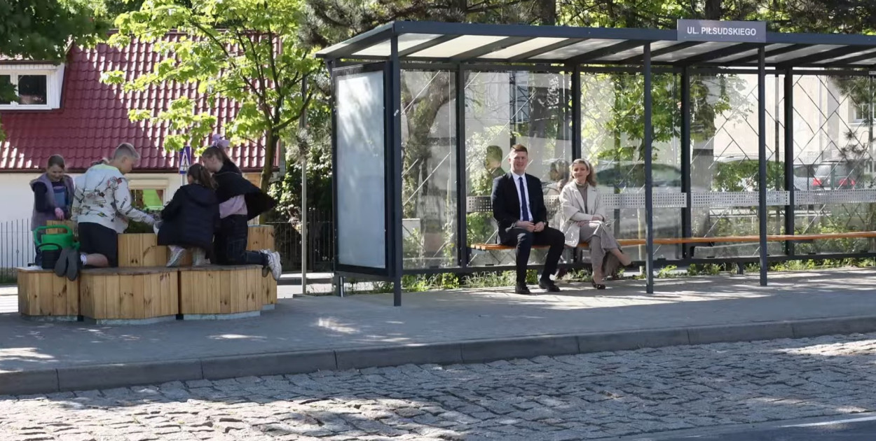 Burmistrz Grzegorz Wiśniewski na przystanku autobusowym w Śremie.
