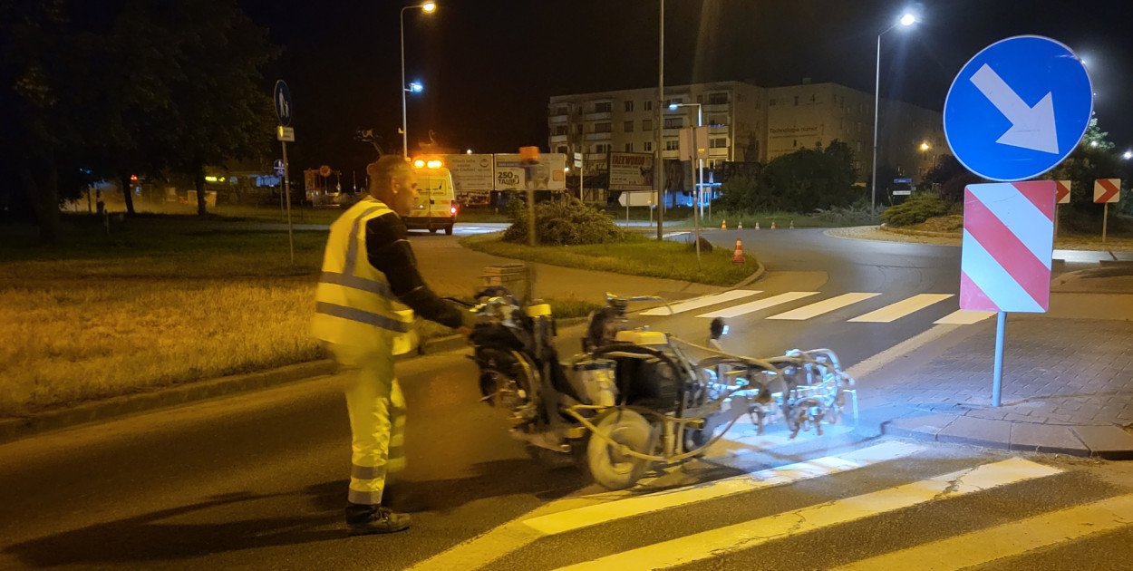 Nocne malowanie pasów w okolicy ronda im. Jana Pawła II w Śremie.
