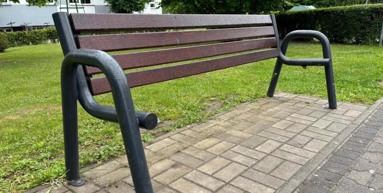 Śrem: kolejna ławka, na której nie da się siedzieć.