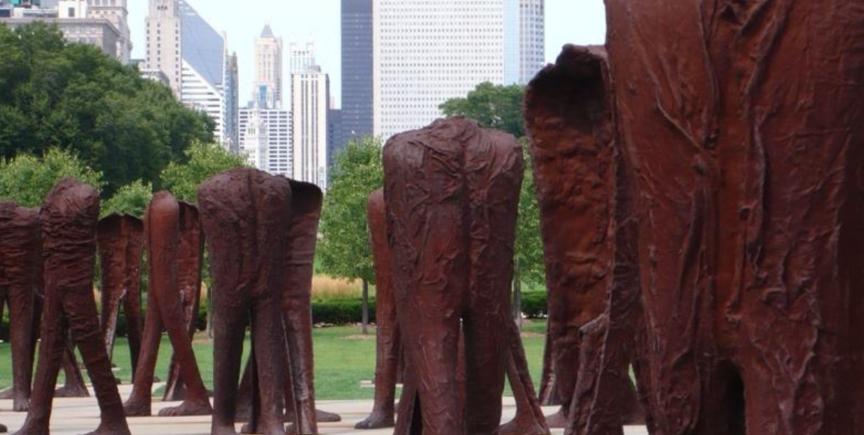 „Agora” Abakanowicz to 106 żeliwnych figur, które dziś stoją w chicagowskim Grant Parku.