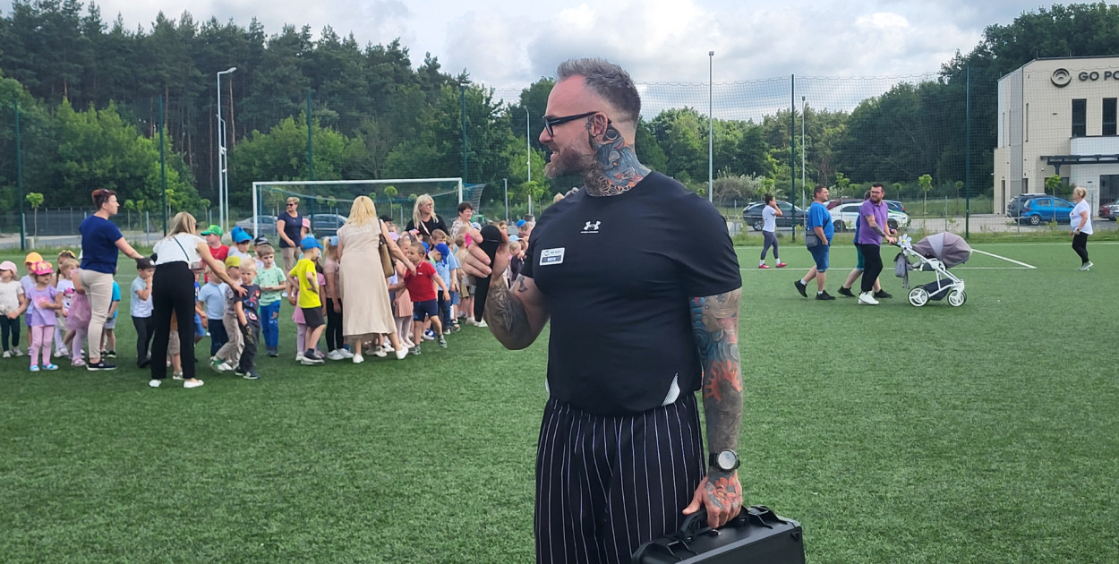 Hasło wydarzenia: „Sportowe wyzwanie w rytmie SLOW – Świętujemy Dzień Ojca razem, międzypokoleniowo i sportowo!”.