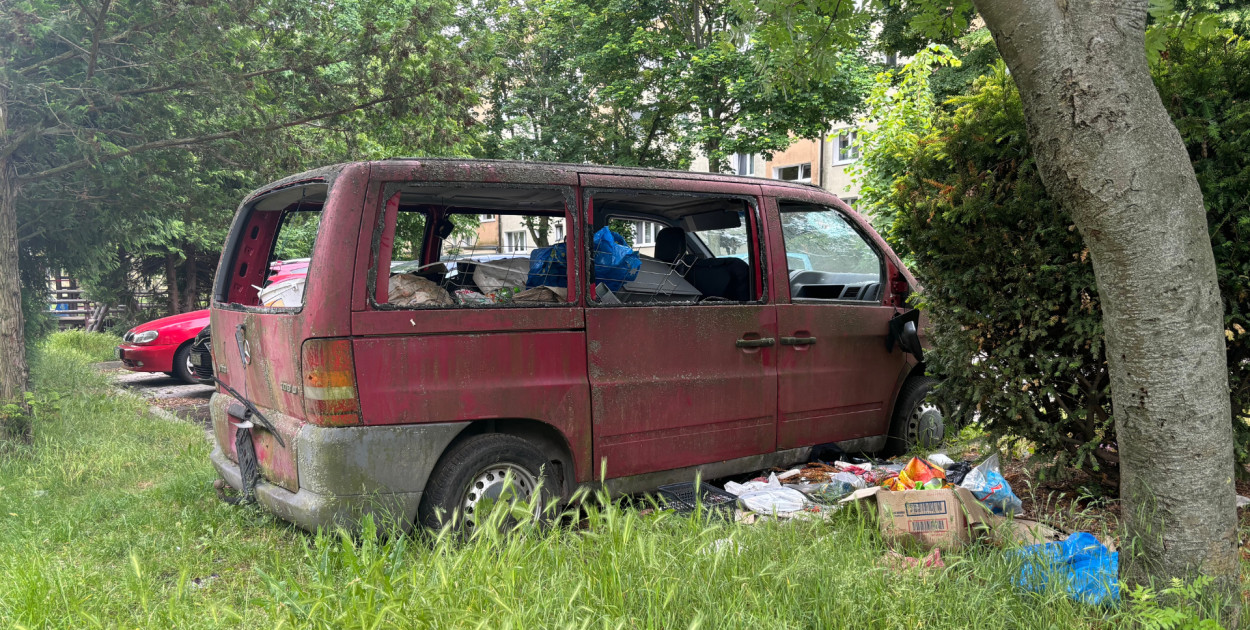 Porzucony samochód na jednym z jeziorańskich parkingów.