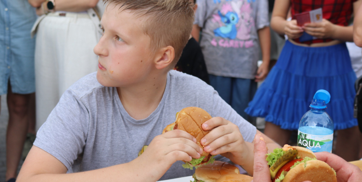 Dni Nochowa: konkurs jedzenia burgerów na czas.