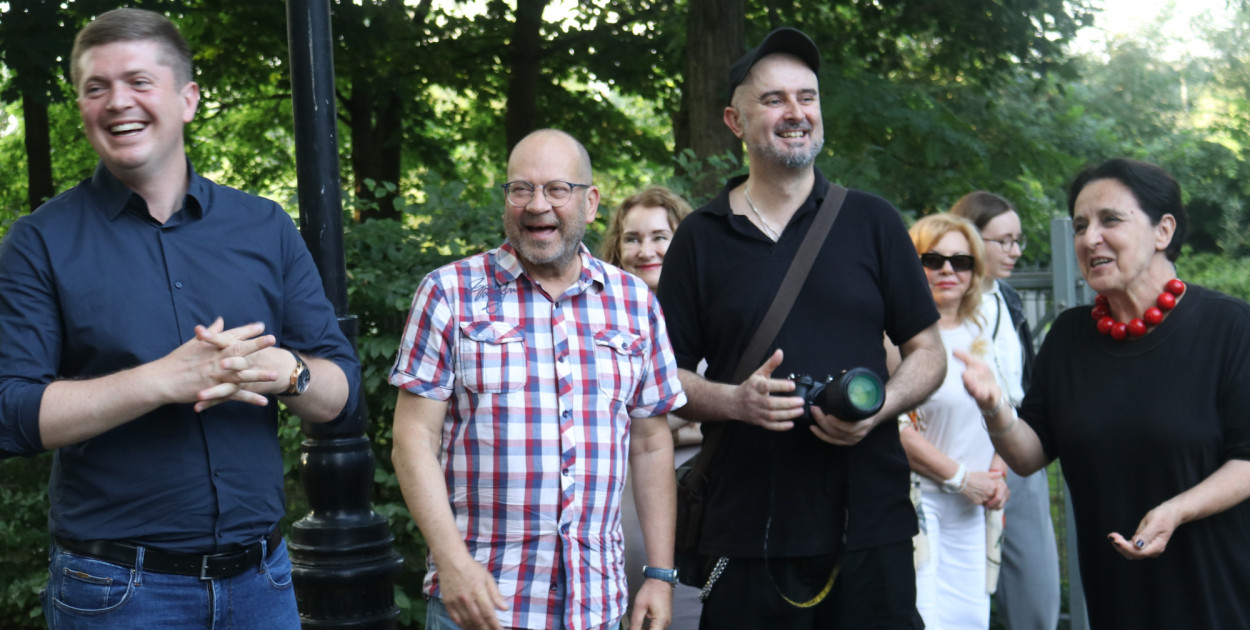 Wernisaż wystawy fotograficznej w ogrodach muzealnych był skromną, acz przemiłą uroczystością.