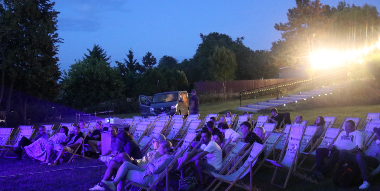 Kino plenerowe zorganizowano podczas Dni Śremu 2025 w ogrodzie Śremskiego Ośrodka Kultury.