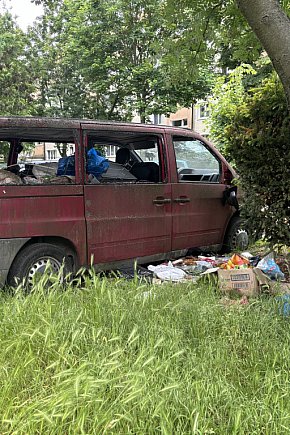 Porzucony samochód przy ul. Chłapowskiego w Śremie-5371