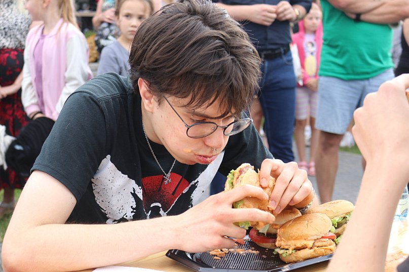 Dni Nochowa: konkurs jedzenia hamburgerów na czas