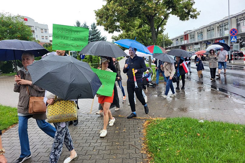 Protest mieszkańców przeciw budowie bloku