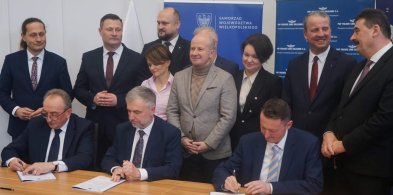 Uroczyście podpisali umowę na dofinansowanie odbudowy kolei Śrem-Czempiń-52406