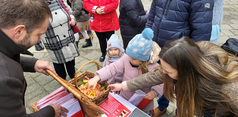 Gest, który może zaszczepić patriotyzm w sercach naszych dzieci? Poznaj wspaniałą  - 74723