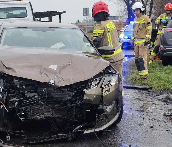 Nie ustąpiła pierwszeństwa i wyjechała z drogi podporządkowanej-75072