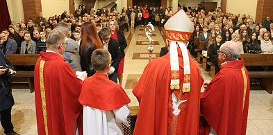 Radosna uroczystość z udziałem młodzieży w kościele na Helenkach.-78775