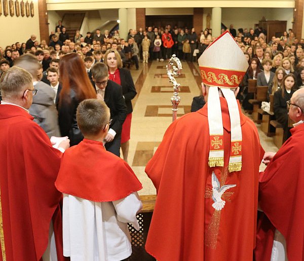 Radosna uroczystość z udziałem młodzieży w kościele na Helenkach.-78775