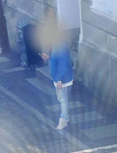 Niedopałek papierosa wyrzucił na chodnik. Został ukarany mandatem-80228