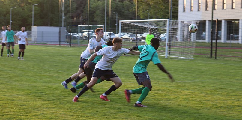 Pięć bramek na Stadionie Miejskim  w Śremie.  Zadecydowały ostatnie minuty  - 80236