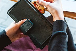 Emeryci coraz częściej rezygnują z gotówki. Wiemy, dlaczego-80244
