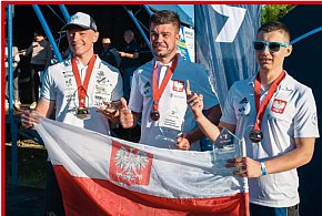 Dzień Flagi Rzeczypospolitej Polskiej. Flaga powinna łączyć.-80246