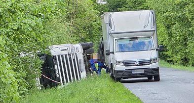 Wypadek ciężarówki pod Siedlcem - kierowca unika zderzenia, pojazd ląduje w rowie-80327