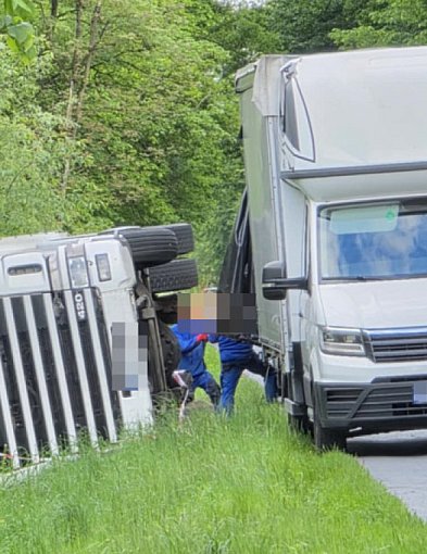 Wypadek ciężarówki pod Siedlcem - kierowca unika zderzenia, pojazd ląduje w rowie-80327