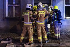 Nocny pożar mieszkania przy Rynku. Mężczyzna stracił przytomność-80391
