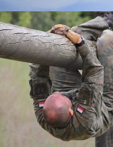 Żołnierze we Włościejewkach  walczą o dwie belki. Trwa kurs  podoficerski-80410