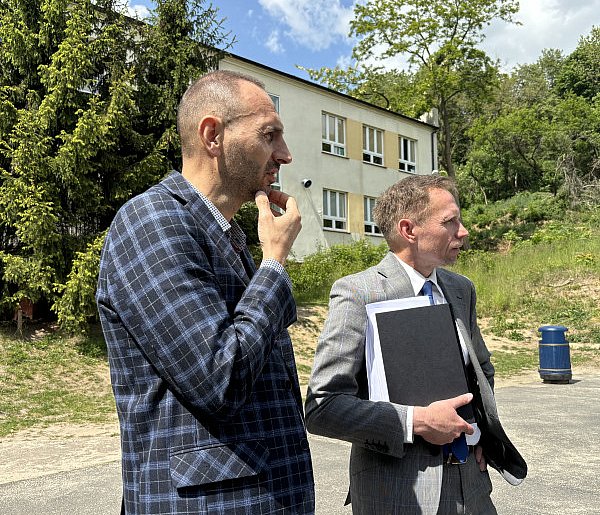 Szkoła pęka, osuwisko napiera. Co się stanie z uczniami w Dolsku? -80445