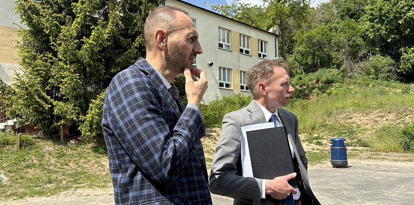 Szkoła pęka, osuwisko napiera. Co się stanie z uczniami w Dolsku?  - 80445