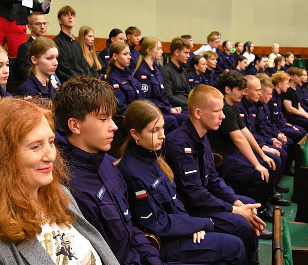 Śremscy uczniowie klas policyjnych w Warszawie. Odwiedziny w KGP i Sejmie-81137