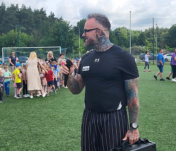 Sportowa integracja międzypokoleniowa. Dzień Ojca na stadionie-81205