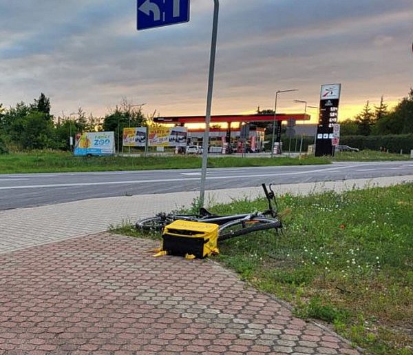 Kolizja samochodu z rowerzystą w Śremie na ulicy Gostyńskiej-81454