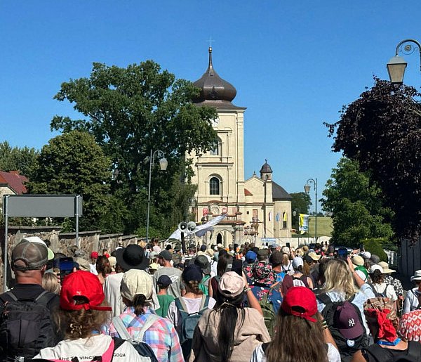 Pieszo do  Borku. 372 lata tradycji i modlitwy na pielgrzymkowym szlaku-81533