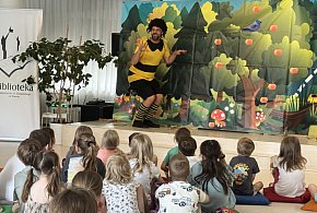 Leśne opowieści w śremskiej bibliotece. Dzieci zadowolone ze spektaklu-81605