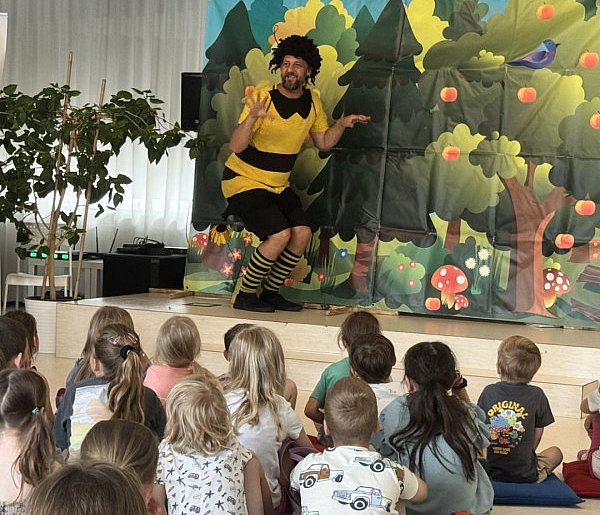 Leśne opowieści w śremskiej bibliotece. Dzieci zadowolone ze spektaklu-81605