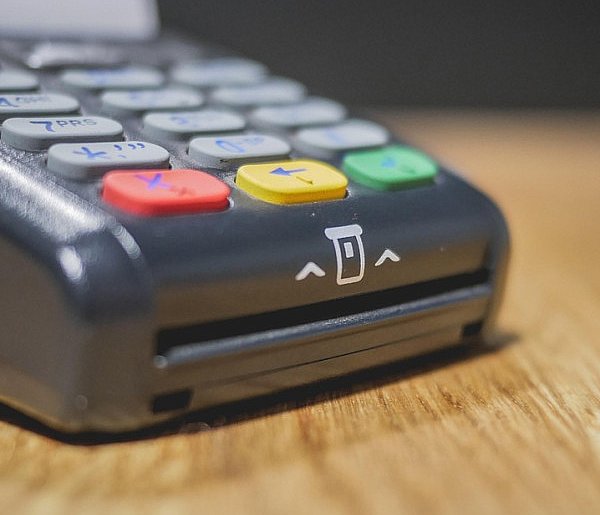 Zakaz sprzedaży i większy nadzór. Tych produktów nie kupią już nieletni-81654