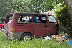 Porzucony samochód denerwuje mieszkańców. Od miesięcy szpeci okolicę-81672
