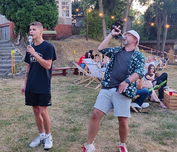 Śremianie szaleli z mikrofonem. Karaoke w ogrodzie-81660