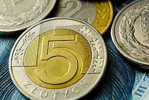 Setki tysięcy Polaków otrzymały nowe świadczenie. Co z resztą?-81747