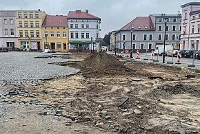 Rozkopany rynek w Śremie. W przyszłości ma tu rosnąć 25 drzew-81799