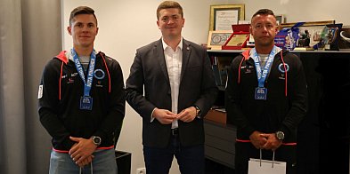 Hardcorowe spotkanie u burmistrza. Śrem gratuluje ultratriathlonistom-81856